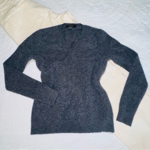 Luxury 100% Cashmere Gray V-Neck Sweater Women's Sweater Petite Small - Picture 1 of 13